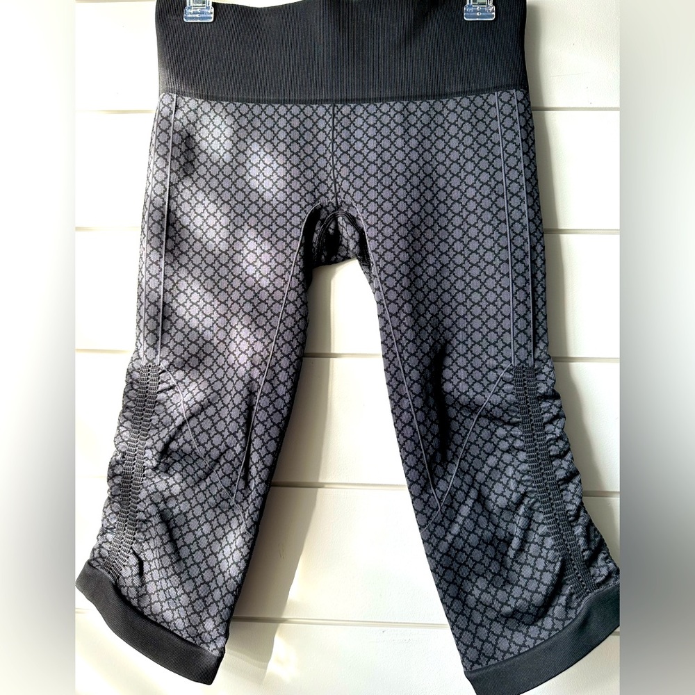 Lululemon The Flow Capri Rushed Seamless Athletic Yoga Leggings Grey Black. Sz 8